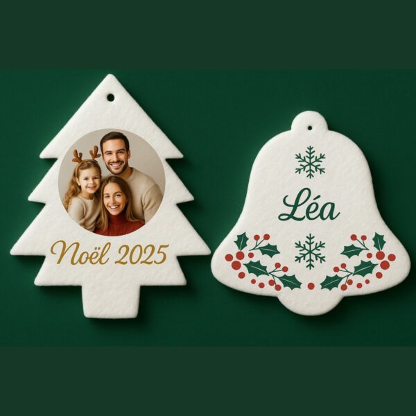 Deux ornements de Noël en feutrine personnalisables, sapin et cloche, sur fond vert