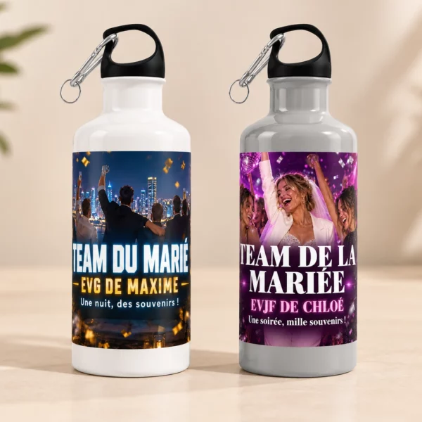Deux gourdes aluminium personnalisées côte à côte avec un design EVG Team du marié et un design EVJF Team de la mariée.